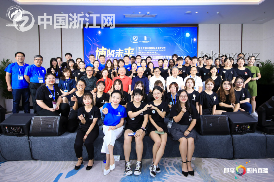 广场舞：舞动创新的社区活力，重塑生活新图景✨,创新,跨界融合,社群经济,智能健康