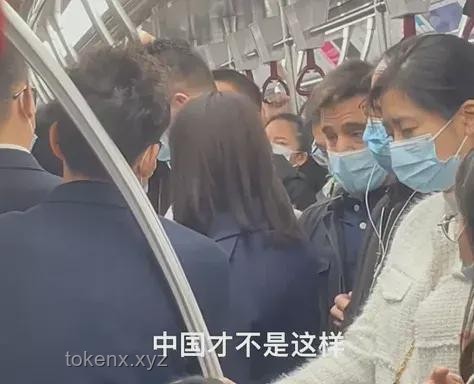 **女子地铁上与男子争吵猛踹对方：公共冲突中的性别角色与行为对比**