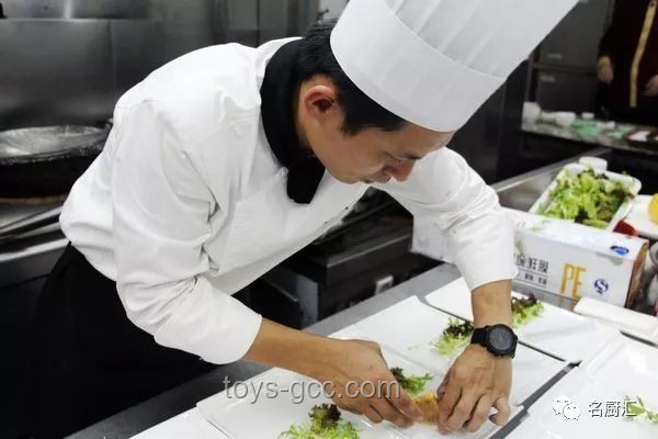 特厨探店揭秘：厨师职责全解析 — 鲁菜根实战指南