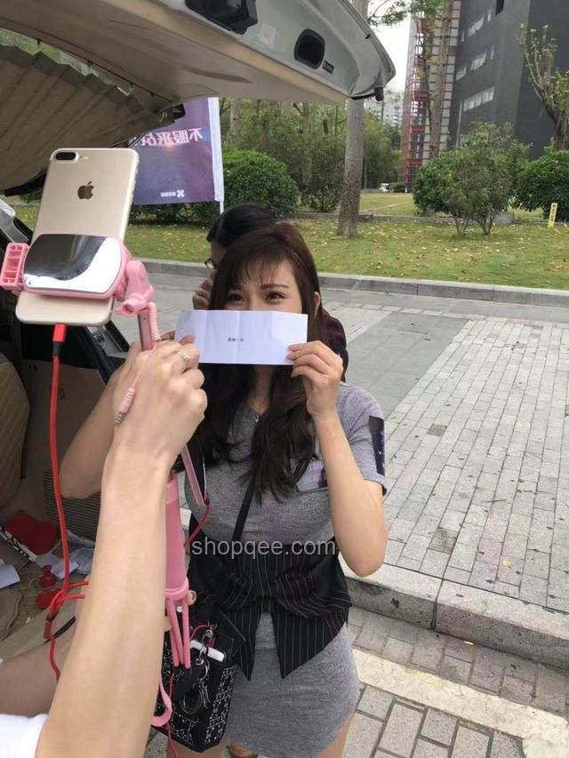 金晨发夹萌态引领驾驶新风潮