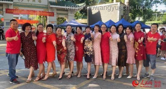 老师穿红旗袍送考VS常规送考方式