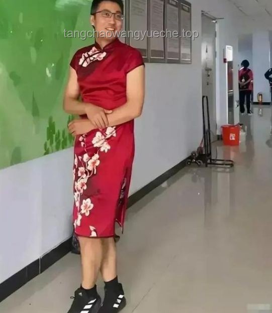 老师穿红旗袍送考VS常规送考方式