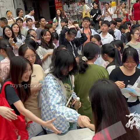 送考这一幕太暖了：社会温情与教育关怀的深度剖析