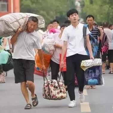 高考结束挑行李回家的女生如何高效安全搬运行李