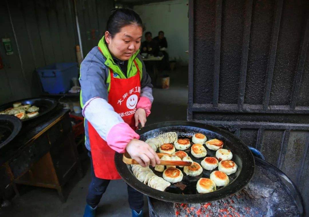 六块钱一碗的面与宴请风波：背后意义何在？