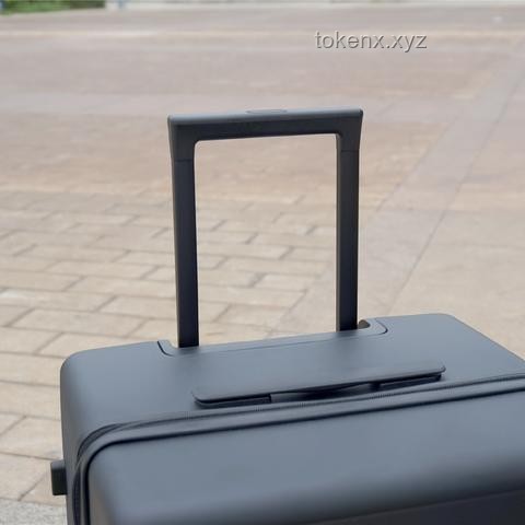 颜值之外的魅力密码：为何她总能吸引众人目光？